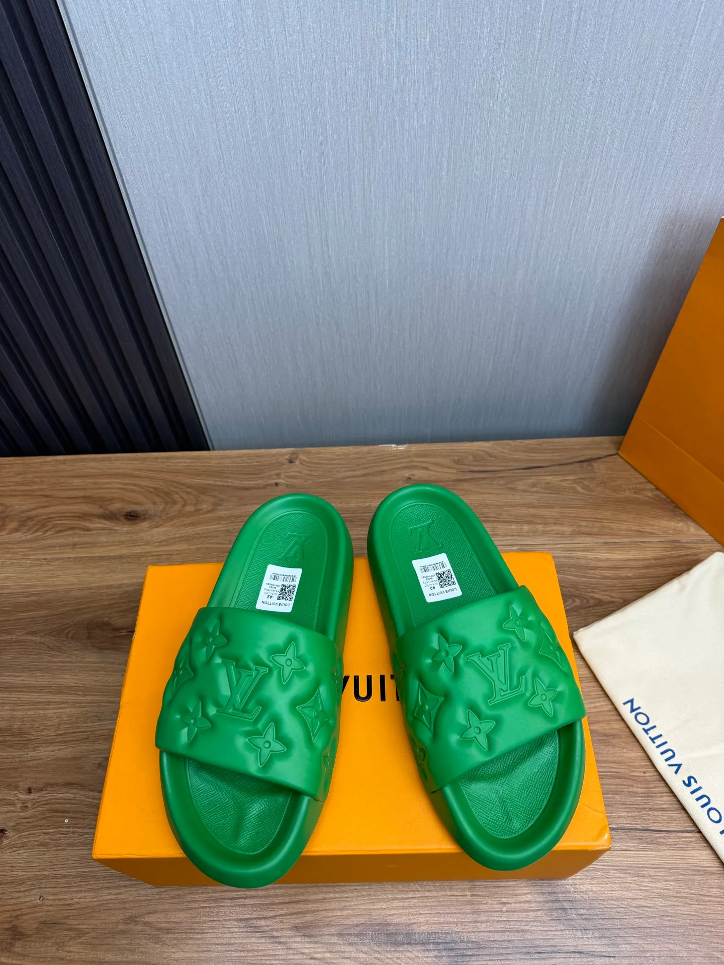 Men's shoes 💰260💰 ▪️LV's popular Little Red Book popular slippers hot sale: 1 shipment✅ Super textured and comfortable slippers, original TPU outsole. Authentic counter box drawer box packaging 🎁Size 38-45